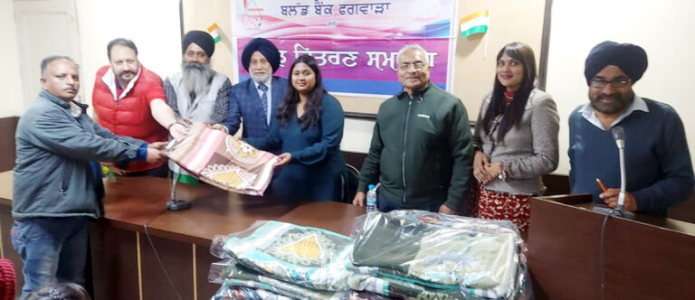 गणतंत्र दिवस के उपलक्ष्य में ब्लड बैंक में 76 जरूरतमंदों को बांटे कंबल
