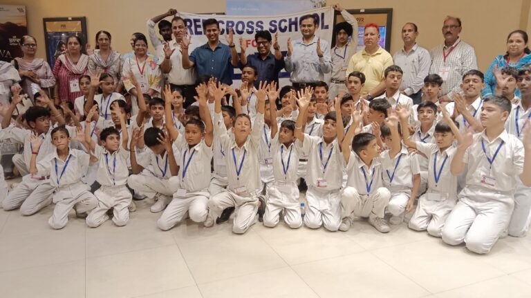 ज़िला प्रशासन की अनूठी पहल; विशेष जरूरत वाले बच्चों को दिखाई गई ‘सितारे ज़मीन पर’ फिल्म